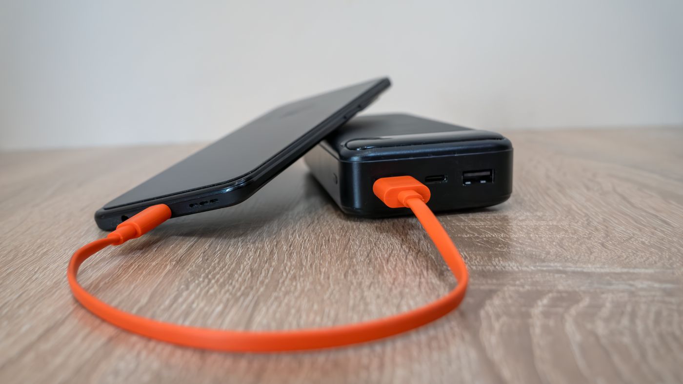 Smartphone lädt an einer Powerbank
