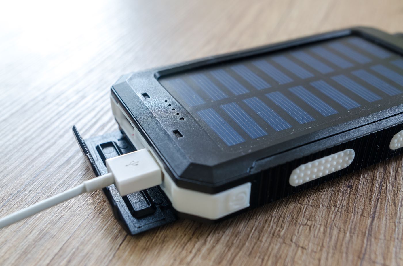 Smartphone lädt über ein Solar-Ladegerät