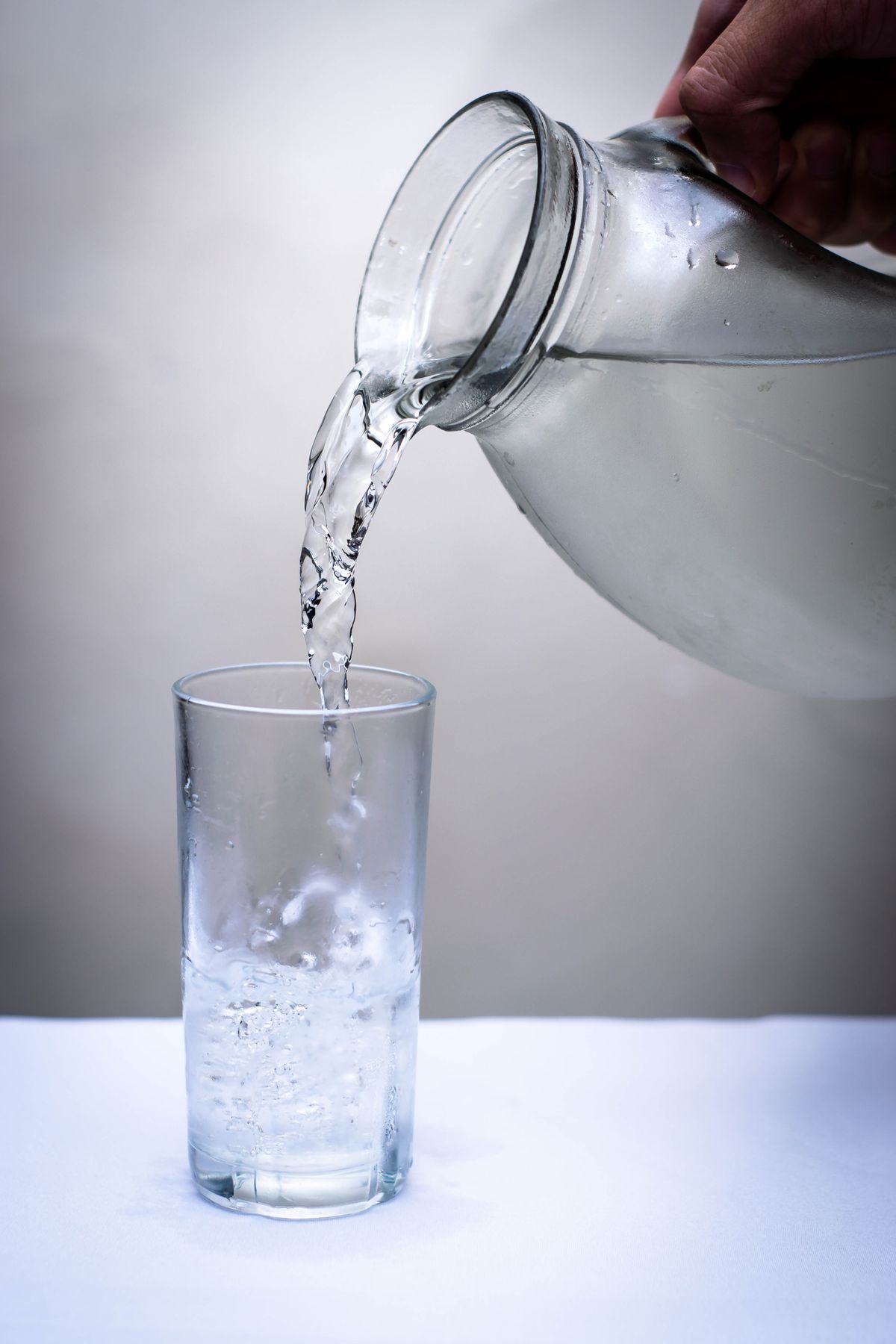 Wasser wird in ein Glas gegossen
