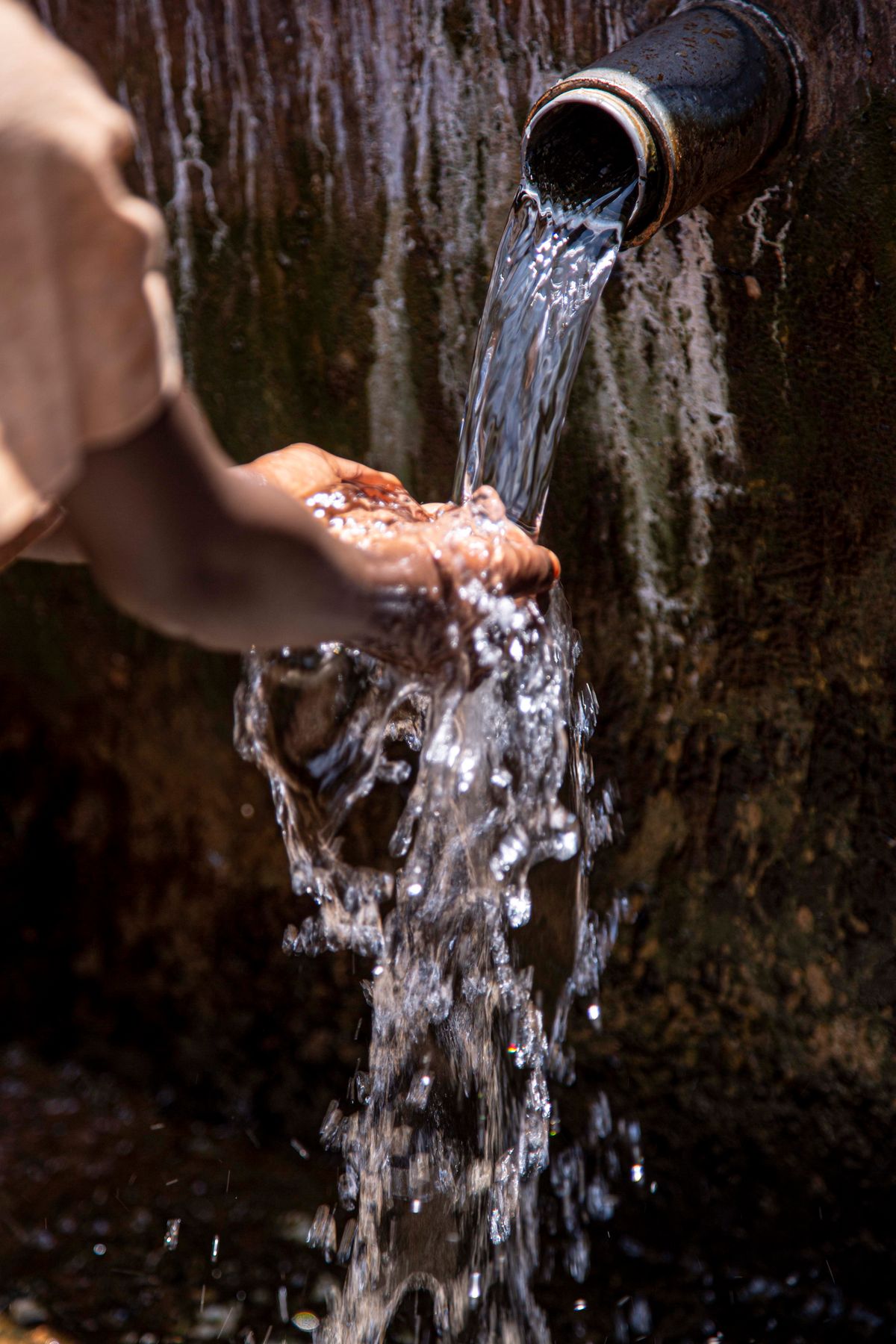 Klares Wasser in der Hand